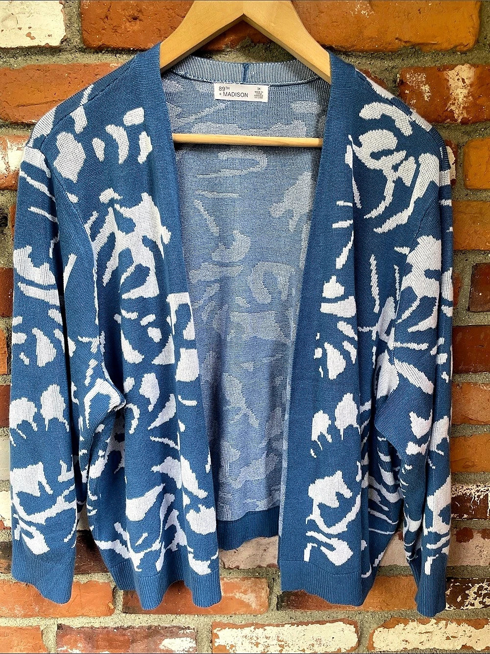 89TH + MADISON Abstract Blue & White Cardigan 3X Like New